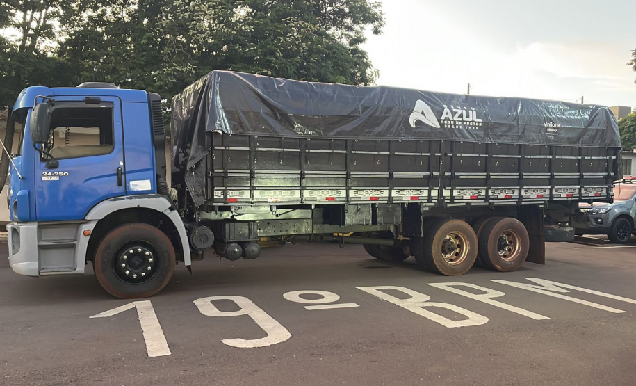 Polícia Militar apreende caminhão com 500 caixas de cigarro contrabandeadas na PR-467