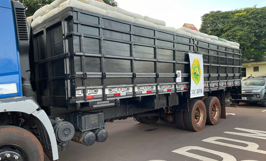 Polícia Militar apreende caminhão com 500 caixas de cigarro contrabandeadas na PR-467