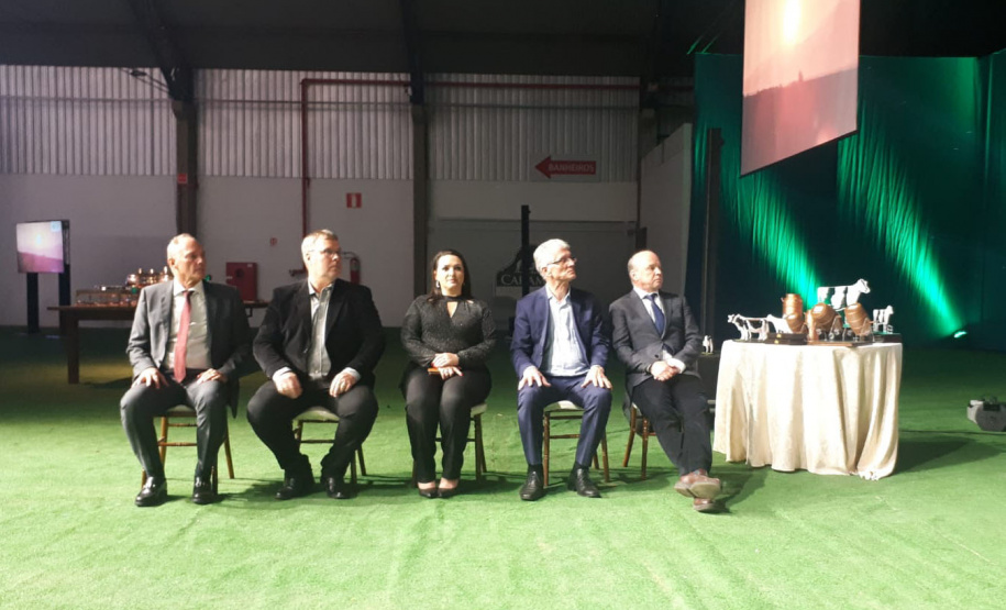 Genética do gado paranaense e qualidade do leite são destaque em aniversário de associação