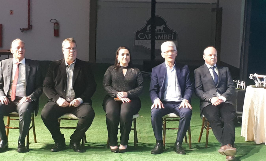 Genética do gado paranaense e qualidade do leite são destaque em aniversário de associação