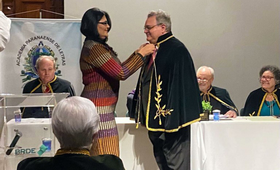 Professor da Unespar toma posse na Academia Paranaense de Letras