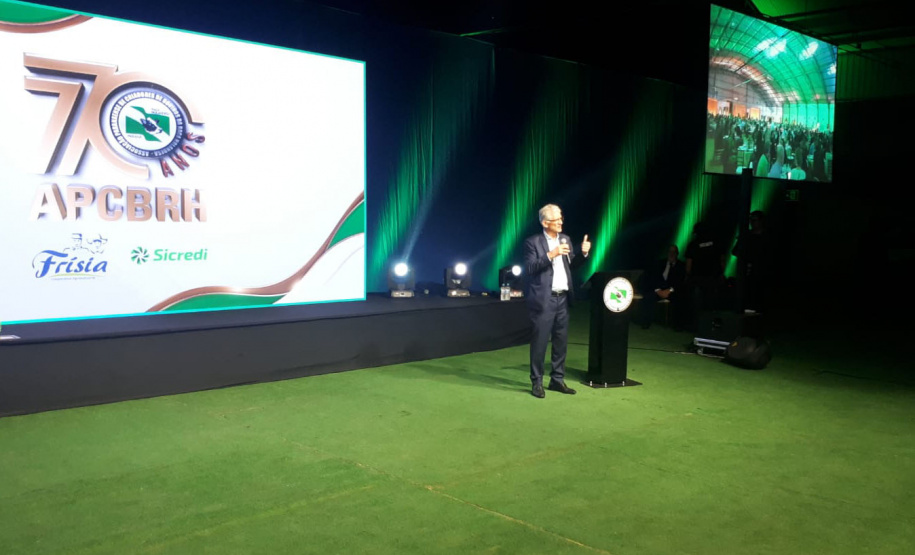 Genética do gado paranaense e qualidade do leite são destaque em aniversário de associação