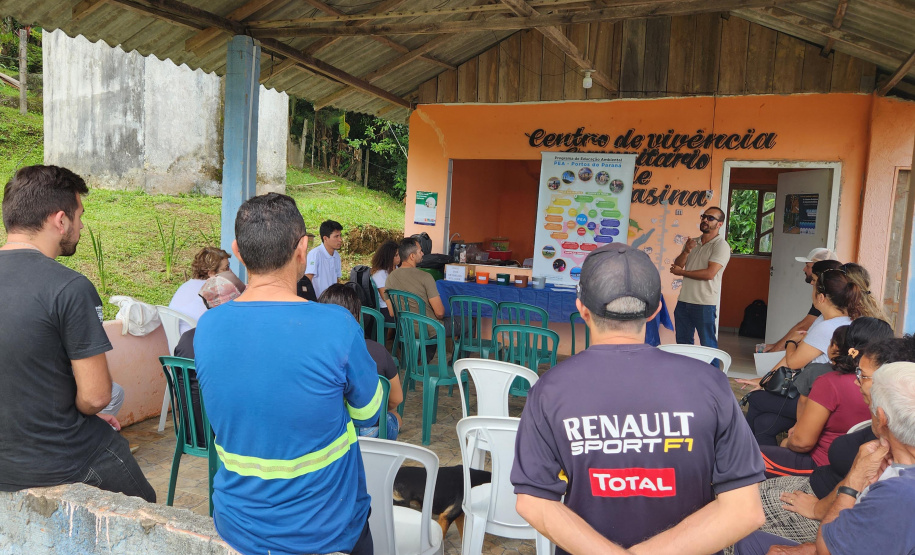 Portos do Paraná leva oficina de implantação de sistema alternativo de esgoto para ilha da baia de Paranaguá