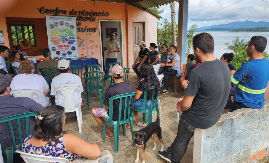 Portos do Paraná leva oficina de implantação de sistema alternativo de esgoto para ilha da baia de Paranaguá