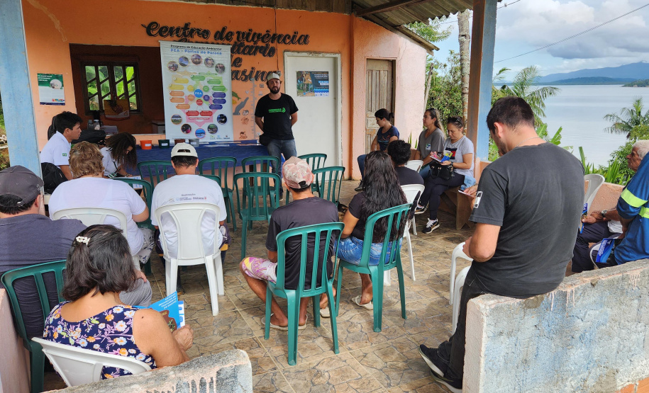 Portos do Paraná leva oficina de implantação de sistema alternativo de esgoto para ilha da baia de Paranaguá