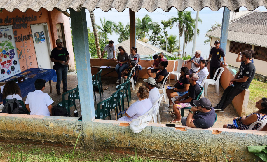 Portos do Paraná leva oficina de implantação de sistema alternativo de esgoto para ilha da baia de Paranaguá