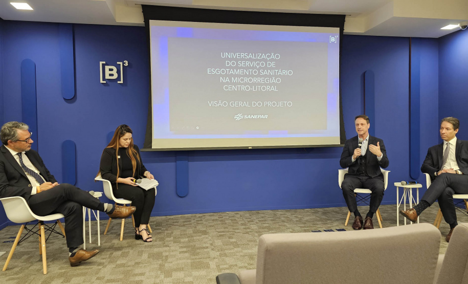 Diretores da Companhia de Saneamento do Paraná (Sanepar) e consultores especializados fizeram um roadshow na B3, em São Paulo, nesta quinta-feira (4), sobre a parceria público-privada (PPP) que será contratada para serviços de esgotamento sanitário em 16 cidades do Centro-Litoral do Paraná. O evento foi em formato híbrido, o que permitiu a participação virtual de interessados. O prazo final para a entrega de propostas da PPP é 10 de julho.