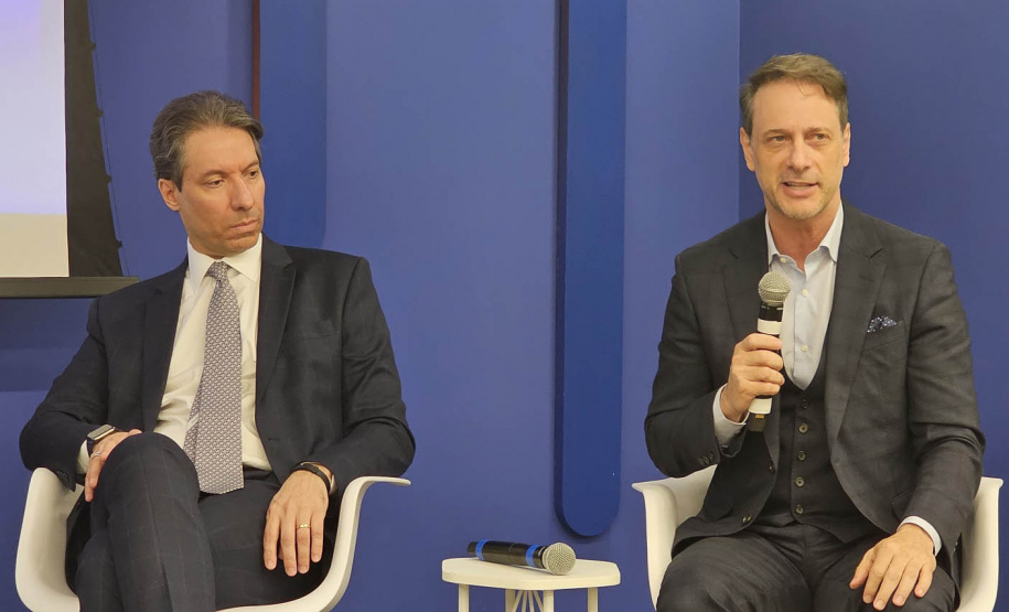 Diretores da Companhia de Saneamento do Paraná (Sanepar) e consultores especializados fizeram um roadshow na B3, em São Paulo, nesta quinta-feira (4), sobre a parceria público-privada (PPP) que será contratada para serviços de esgotamento sanitário em 16 cidades do Centro-Litoral do Paraná. O evento foi em formato híbrido, o que permitiu a participação virtual de interessados. O prazo final para a entrega de propostas da PPP é 10 de julho.