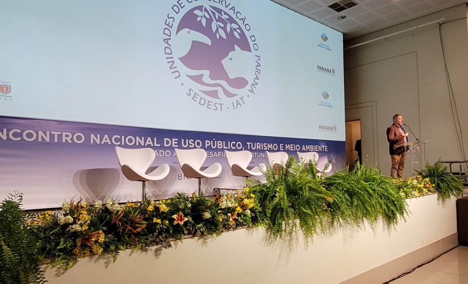 O primeiro dia do Encontro Nacional de Uso Público, Turismo e Meio Ambiente contou com três painéis temáticos para discutir o perfil do visitante em ambientes naturais, a integração das populações tradicionais no manejo das Unidades de Conservação e a importância da qualificação e da segurança do visitante nos parques.