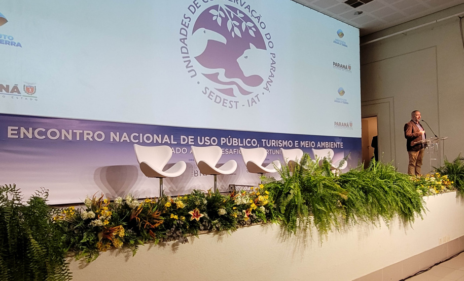 O primeiro dia do Encontro Nacional de Uso Público, Turismo e Meio Ambiente contou com três painéis temáticos para discutir o perfil do visitante em ambientes naturais, a integração das populações tradicionais no manejo das Unidades de Conservação e a importância da qualificação e da segurança do visitante nos parques.