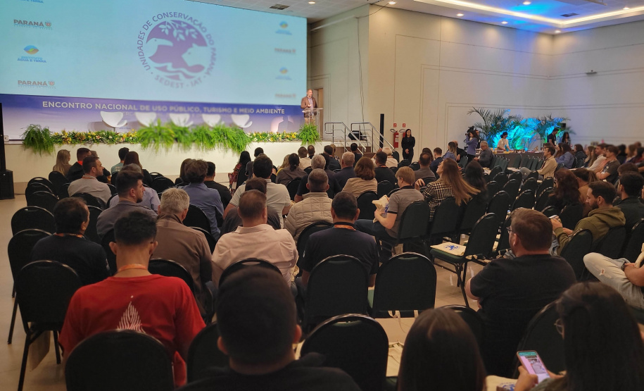 O primeiro dia do Encontro Nacional de Uso Público, Turismo e Meio Ambiente contou com três painéis temáticos para discutir o perfil do visitante em ambientes naturais, a integração das populações tradicionais no manejo das Unidades de Conservação e a importância da qualificação e da segurança do visitante nos parques.