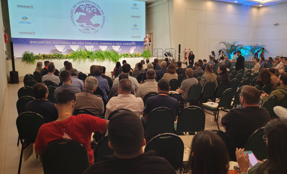 O primeiro dia do Encontro Nacional de Uso Público, Turismo e Meio Ambiente contou com três painéis temáticos para discutir o perfil do visitante em ambientes naturais, a integração das populações tradicionais no manejo das Unidades de Conservação e a importância da qualificação e da segurança do visitante nos parques.