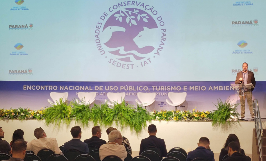 O primeiro dia do Encontro Nacional de Uso Público, Turismo e Meio Ambiente contou com três painéis temáticos para discutir o perfil do visitante em ambientes naturais, a integração das populações tradicionais no manejo das Unidades de Conservação e a importância da qualificação e da segurança do visitante nos parques.