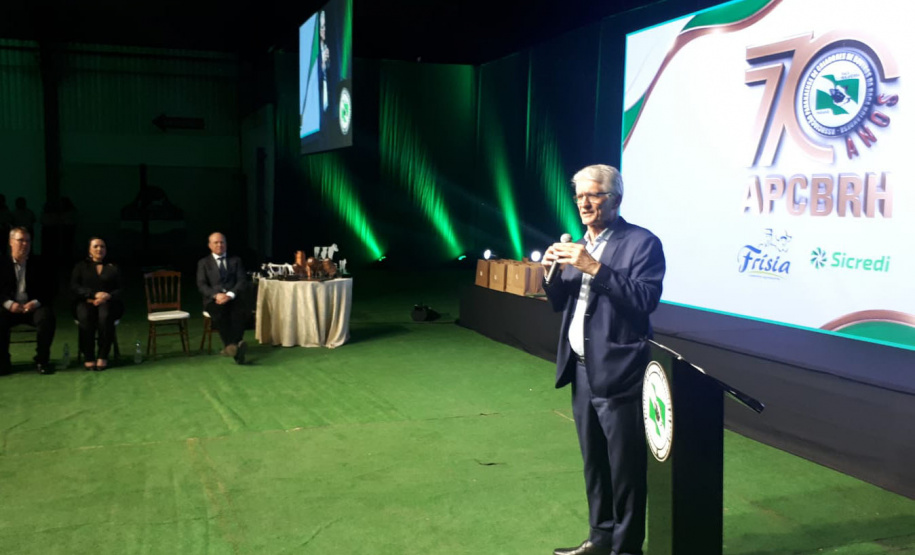 Genética do gado paranaense e qualidade do leite são destaque em aniversário de associação