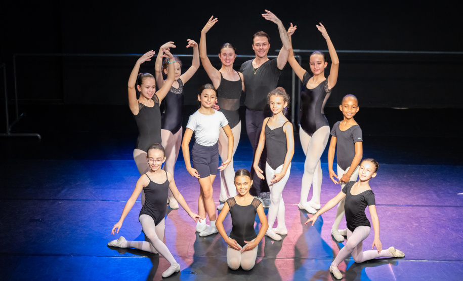 Homenagem às mães - Escola de Dança teatro guaíra