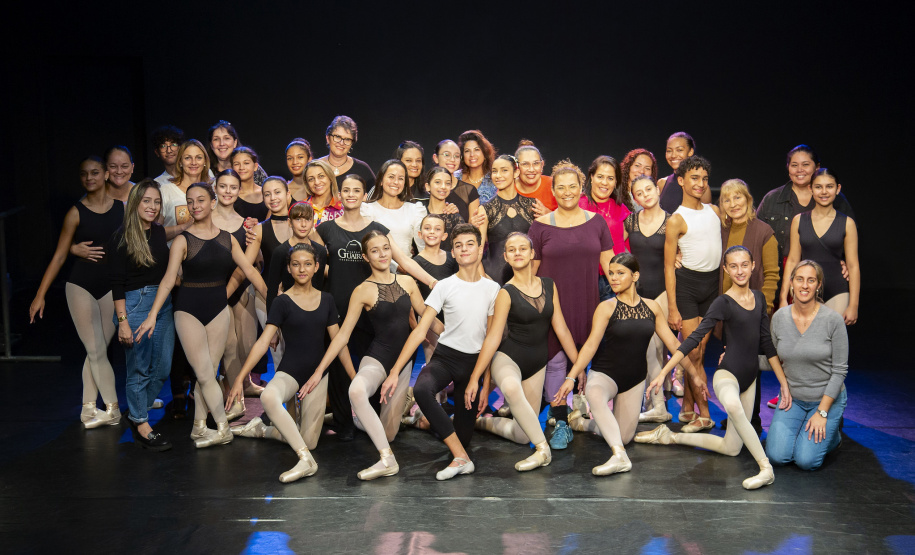Homenagem às mães - Escola de Dança teatro guaíra