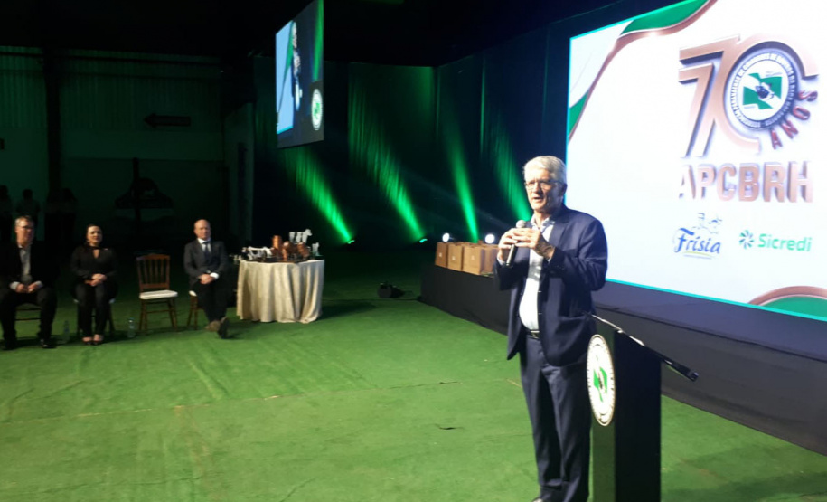 Genética do gado paranaense e qualidade do leite são destaque em aniversário de associação