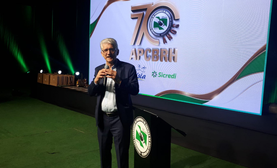 Genética do gado paranaense e qualidade do leite são destaque em aniversário de associação