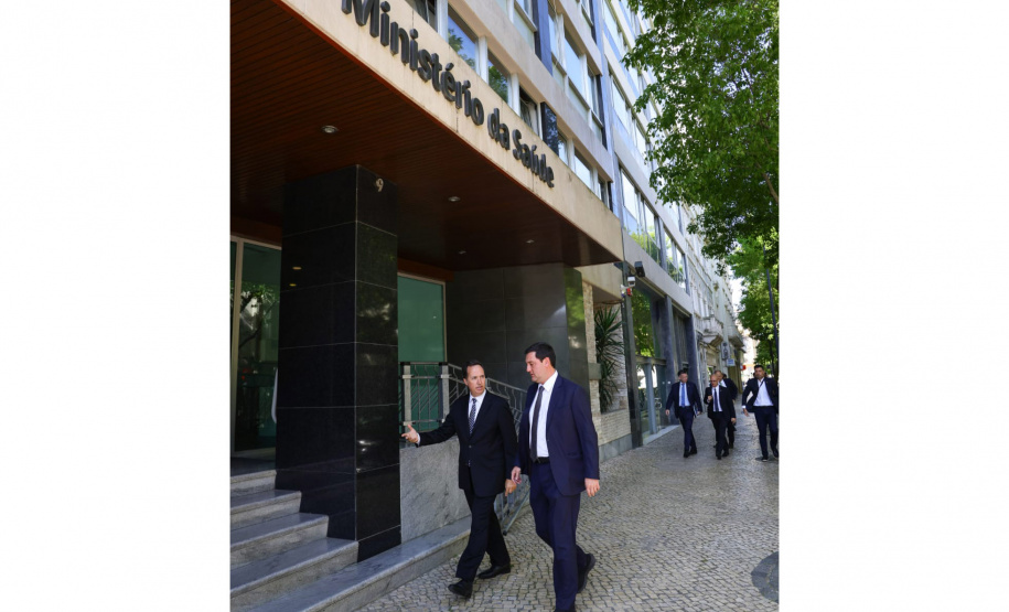 O governador Carlos Massa Ratinho Junior se encontrou nesta terça-feira (16) com o ministro da Saúde de Portugal, Manuel Pizarro. O governador conheceu as plataformas tecnológicas desenvolvidas pelo governo português para otimizar o atendimento em saúde, principalmente na rede hospitalar e de medicação - Lisboa, 16/05/2023