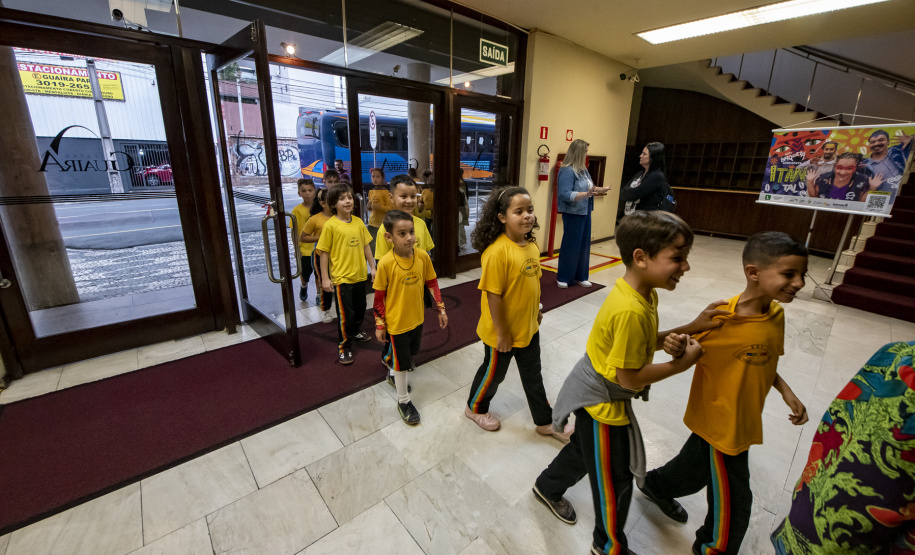 Musical Itan e Tal volta ao Guairinha no mês de maio pelo projeto Crianças no Teatro