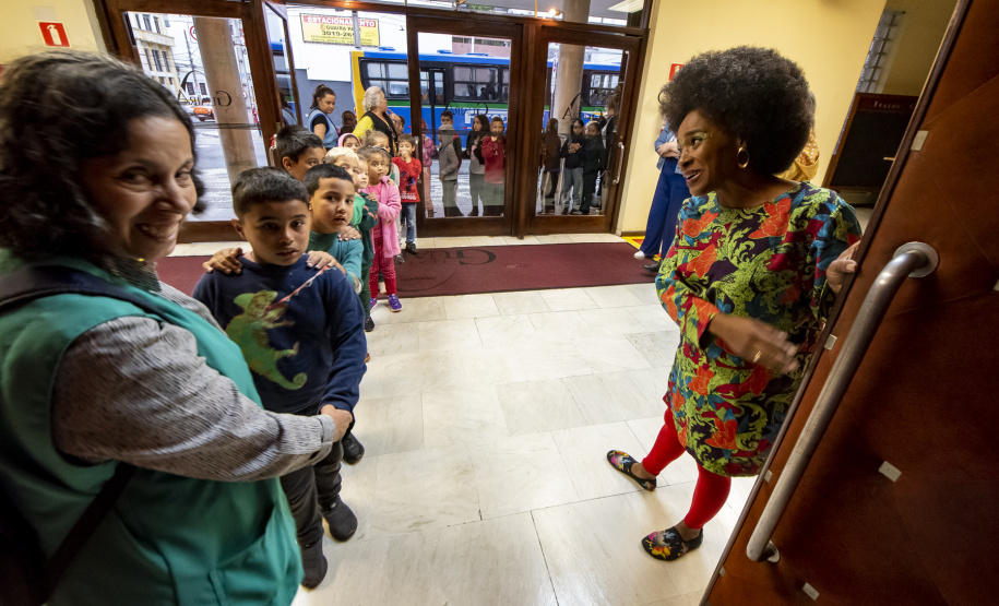 Musical Itan e Tal volta ao Guairinha no mês de maio pelo projeto Crianças no Teatro