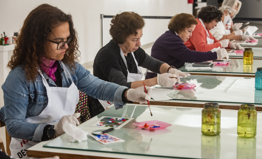 Público com mais de 60 anos terá encontro especial no MON com a artista Leila Pugnaloni
