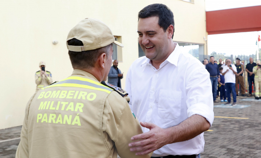 Com um investimento de R$ 8,5 milhões do Governo do Estado, foi inaugurada a nova sede do 1° Subgrupamento de Bombeiros Independente (SGBI) de Ivaiporã nesta quinta-feira (04), data que também marca o Dia Internacional do Bombeiro. O evento contou com a presença do governador Carlos Massa Ratinho Junior, que também anunciou a conclusão da nova Estação de Tratamento de Esgoto da Sanepar na cidade, além de uma série de novos investimentos que beneficiam toda a região do Vale do Ivaí.