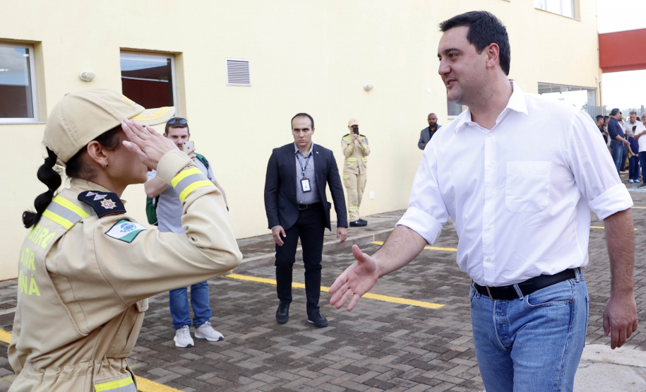 Com um investimento de R$ 8,5 milhões do Governo do Estado, foi inaugurada a nova sede do 1° Subgrupamento de Bombeiros Independente (SGBI) de Ivaiporã nesta quinta-feira (04), data que também marca o Dia Internacional do Bombeiro. O evento contou com a presença do governador Carlos Massa Ratinho Junior, que também anunciou a conclusão da nova Estação de Tratamento de Esgoto da Sanepar na cidade, além de uma série de novos investimentos que beneficiam toda a região do Vale do Ivaí.