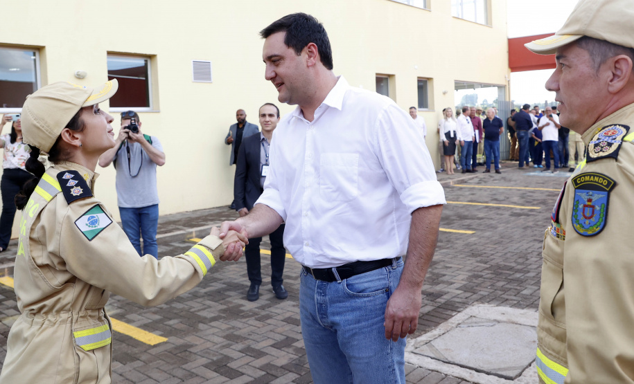 Com um investimento de R$ 8,5 milhões do Governo do Estado, foi inaugurada a nova sede do 1° Subgrupamento de Bombeiros Independente (SGBI) de Ivaiporã nesta quinta-feira (04), data que também marca o Dia Internacional do Bombeiro. O evento contou com a presença do governador Carlos Massa Ratinho Junior, que também anunciou a conclusão da nova Estação de Tratamento de Esgoto da Sanepar na cidade, além de uma série de novos investimentos que beneficiam toda a região do Vale do Ivaí.