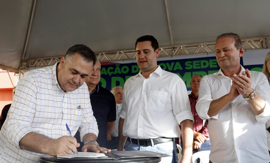 Com um investimento de R$ 8,5 milhões do Governo do Estado, foi inaugurada a nova sede do 1° Subgrupamento de Bombeiros Independente (SGBI) de Ivaiporã nesta quinta-feira (04), data que também marca o Dia Internacional do Bombeiro. O evento contou com a presença do governador Carlos Massa Ratinho Junior, que também anunciou a conclusão da nova Estação de Tratamento de Esgoto da Sanepar na cidade, além de uma série de novos investimentos que beneficiam toda a região do Vale do Ivaí.