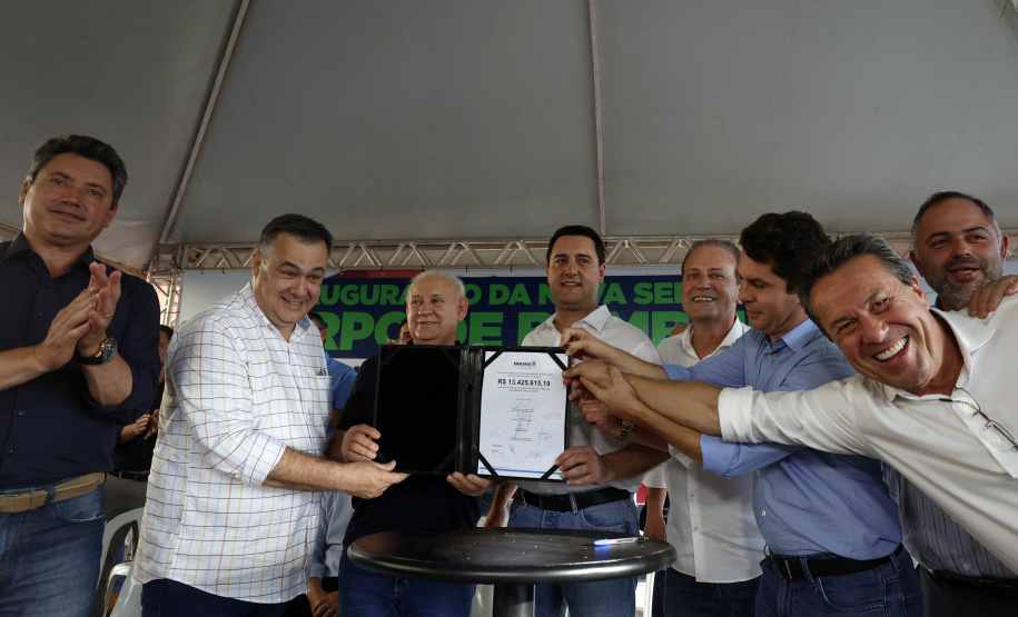 Com um investimento de R$ 8,5 milhões do Governo do Estado, foi inaugurada a nova sede do 1° Subgrupamento de Bombeiros Independente (SGBI) de Ivaiporã nesta quinta-feira (04), data que também marca o Dia Internacional do Bombeiro. O evento contou com a presença do governador Carlos Massa Ratinho Junior, que também anunciou a conclusão da nova Estação de Tratamento de Esgoto da Sanepar na cidade, além de uma série de novos investimentos que beneficiam toda a região do Vale do Ivaí.