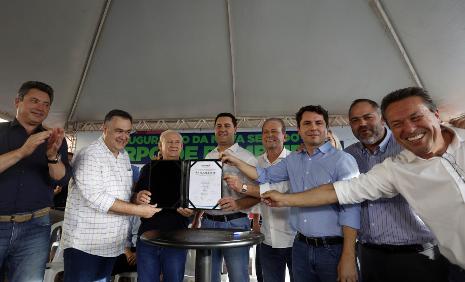 Com um investimento de R$ 8,5 milhões do Governo do Estado, foi inaugurada a nova sede do 1° Subgrupamento de Bombeiros Independente (SGBI) de Ivaiporã nesta quinta-feira (04), data que também marca o Dia Internacional do Bombeiro. O evento contou com a presença do governador Carlos Massa Ratinho Junior, que também anunciou a conclusão da nova Estação de Tratamento de Esgoto da Sanepar na cidade, além de uma série de novos investimentos que beneficiam toda a região do Vale do Ivaí.