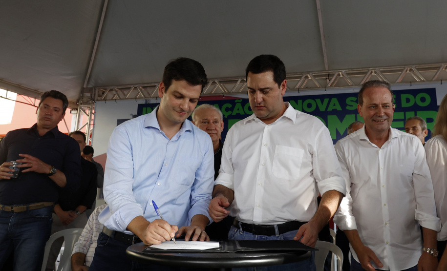 Com um investimento de R$ 8,5 milhões do Governo do Estado, foi inaugurada a nova sede do 1° Subgrupamento de Bombeiros Independente (SGBI) de Ivaiporã nesta quinta-feira (04), data que também marca o Dia Internacional do Bombeiro. O evento contou com a presença do governador Carlos Massa Ratinho Junior, que também anunciou a conclusão da nova Estação de Tratamento de Esgoto da Sanepar na cidade, além de uma série de novos investimentos que beneficiam toda a região do Vale do Ivaí.