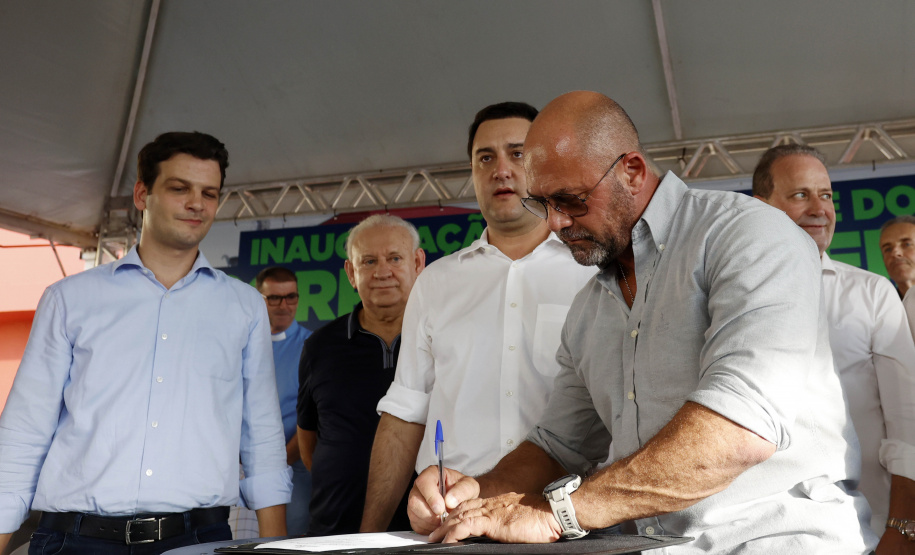 Com um investimento de R$ 8,5 milhões do Governo do Estado, foi inaugurada a nova sede do 1° Subgrupamento de Bombeiros Independente (SGBI) de Ivaiporã nesta quinta-feira (04), data que também marca o Dia Internacional do Bombeiro. O evento contou com a presença do governador Carlos Massa Ratinho Junior, que também anunciou a conclusão da nova Estação de Tratamento de Esgoto da Sanepar na cidade, além de uma série de novos investimentos que beneficiam toda a região do Vale do Ivaí.