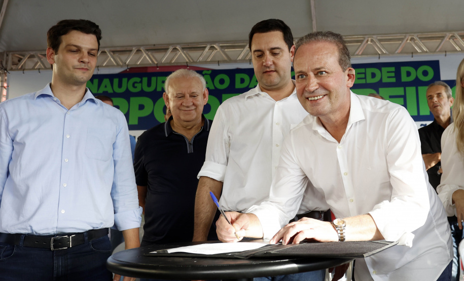 Com um investimento de R$ 8,5 milhões do Governo do Estado, foi inaugurada a nova sede do 1° Subgrupamento de Bombeiros Independente (SGBI) de Ivaiporã nesta quinta-feira (04), data que também marca o Dia Internacional do Bombeiro. O evento contou com a presença do governador Carlos Massa Ratinho Junior, que também anunciou a conclusão da nova Estação de Tratamento de Esgoto da Sanepar na cidade, além de uma série de novos investimentos que beneficiam toda a região do Vale do Ivaí.