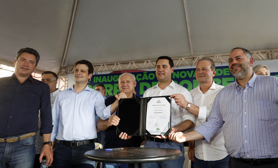 Com um investimento de R$ 8,5 milhões do Governo do Estado, foi inaugurada a nova sede do 1° Subgrupamento de Bombeiros Independente (SGBI) de Ivaiporã nesta quinta-feira (04), data que também marca o Dia Internacional do Bombeiro. O evento contou com a presença do governador Carlos Massa Ratinho Junior, que também anunciou a conclusão da nova Estação de Tratamento de Esgoto da Sanepar na cidade, além de uma série de novos investimentos que beneficiam toda a região do Vale do Ivaí.