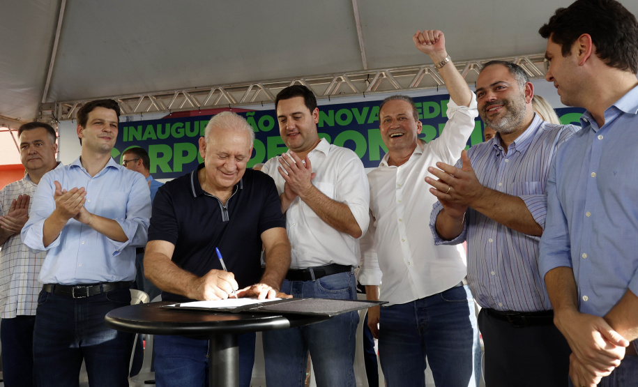 Com um investimento de R$ 8,5 milhões do Governo do Estado, foi inaugurada a nova sede do 1° Subgrupamento de Bombeiros Independente (SGBI) de Ivaiporã nesta quinta-feira (04), data que também marca o Dia Internacional do Bombeiro. O evento contou com a presença do governador Carlos Massa Ratinho Junior, que também anunciou a conclusão da nova Estação de Tratamento de Esgoto da Sanepar na cidade, além de uma série de novos investimentos que beneficiam toda a região do Vale do Ivaí.