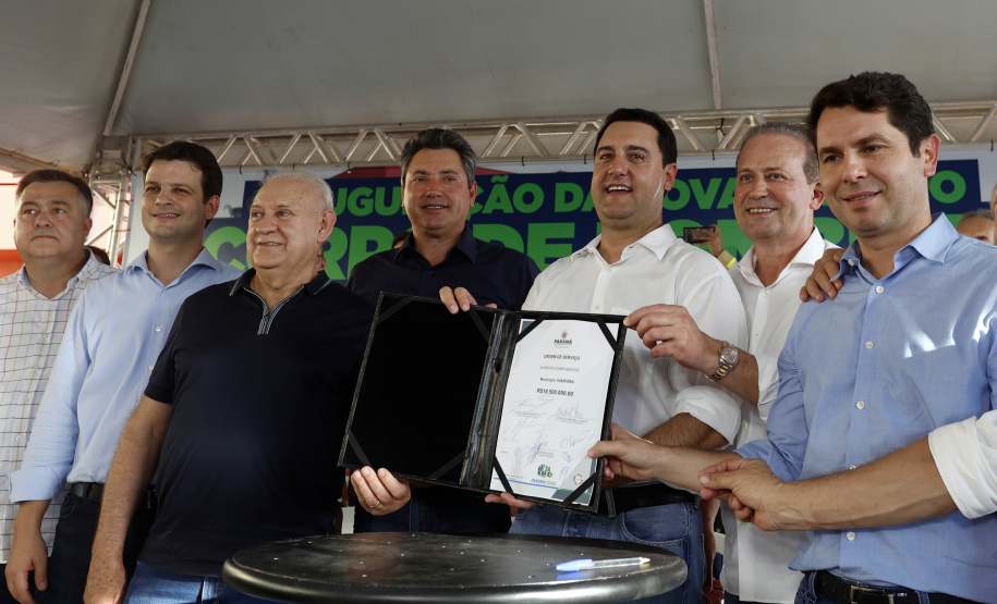 Com um investimento de R$ 8,5 milhões do Governo do Estado, foi inaugurada a nova sede do 1° Subgrupamento de Bombeiros Independente (SGBI) de Ivaiporã nesta quinta-feira (04), data que também marca o Dia Internacional do Bombeiro. O evento contou com a presença do governador Carlos Massa Ratinho Junior, que também anunciou a conclusão da nova Estação de Tratamento de Esgoto da Sanepar na cidade, além de uma série de novos investimentos que beneficiam toda a região do Vale do Ivaí.