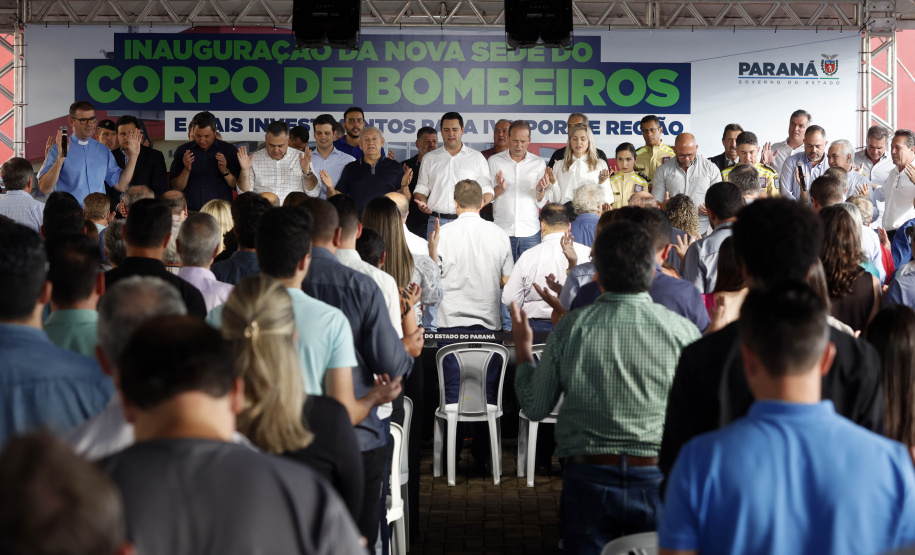 Com um investimento de R$ 8,5 milhões do Governo do Estado, foi inaugurada a nova sede do 1° Subgrupamento de Bombeiros Independente (SGBI) de Ivaiporã nesta quinta-feira (04), data que também marca o Dia Internacional do Bombeiro. O evento contou com a presença do governador Carlos Massa Ratinho Junior, que também anunciou a conclusão da nova Estação de Tratamento de Esgoto da Sanepar na cidade, além de uma série de novos investimentos que beneficiam toda a região do Vale do Ivaí.