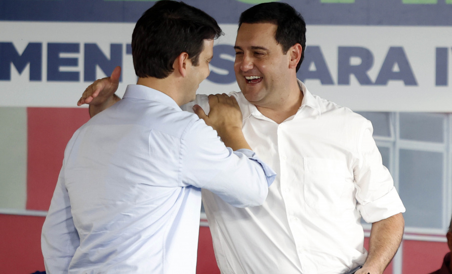 Com um investimento de R$ 8,5 milhões do Governo do Estado, foi inaugurada a nova sede do 1° Subgrupamento de Bombeiros Independente (SGBI) de Ivaiporã nesta quinta-feira (04), data que também marca o Dia Internacional do Bombeiro. O evento contou com a presença do governador Carlos Massa Ratinho Junior, que também anunciou a conclusão da nova Estação de Tratamento de Esgoto da Sanepar na cidade, além de uma série de novos investimentos que beneficiam toda a região do Vale do Ivaí.