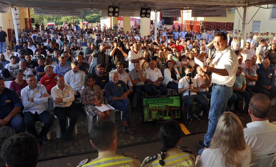 Com um investimento de R$ 8,5 milhões do Governo do Estado, foi inaugurada a nova sede do 1° Subgrupamento de Bombeiros Independente (SGBI) de Ivaiporã nesta quinta-feira (04), data que também marca o Dia Internacional do Bombeiro. O evento contou com a presença do governador Carlos Massa Ratinho Junior, que também anunciou a conclusão da nova Estação de Tratamento de Esgoto da Sanepar na cidade, além de uma série de novos investimentos que beneficiam toda a região do Vale do Ivaí.