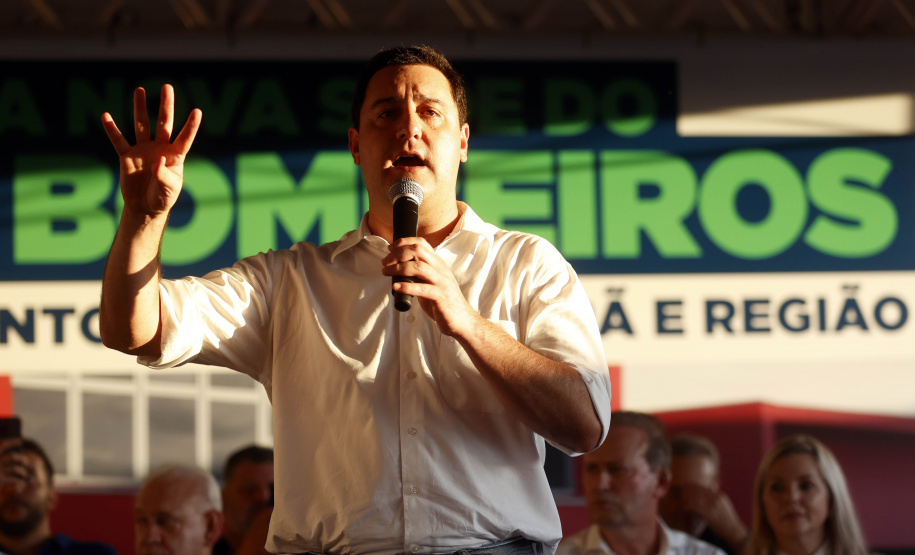 Com um investimento de R$ 8,5 milhões do Governo do Estado, foi inaugurada a nova sede do 1° Subgrupamento de Bombeiros Independente (SGBI) de Ivaiporã nesta quinta-feira (04), data que também marca o Dia Internacional do Bombeiro. O evento contou com a presença do governador Carlos Massa Ratinho Junior, que também anunciou a conclusão da nova Estação de Tratamento de Esgoto da Sanepar na cidade, além de uma série de novos investimentos que beneficiam toda a região do Vale do Ivaí.