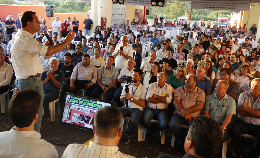 Com um investimento de R$ 8,5 milhões do Governo do Estado, foi inaugurada a nova sede do 1° Subgrupamento de Bombeiros Independente (SGBI) de Ivaiporã nesta quinta-feira (04), data que também marca o Dia Internacional do Bombeiro. O evento contou com a presença do governador Carlos Massa Ratinho Junior, que também anunciou a conclusão da nova Estação de Tratamento de Esgoto da Sanepar na cidade, além de uma série de novos investimentos que beneficiam toda a região do Vale do Ivaí.