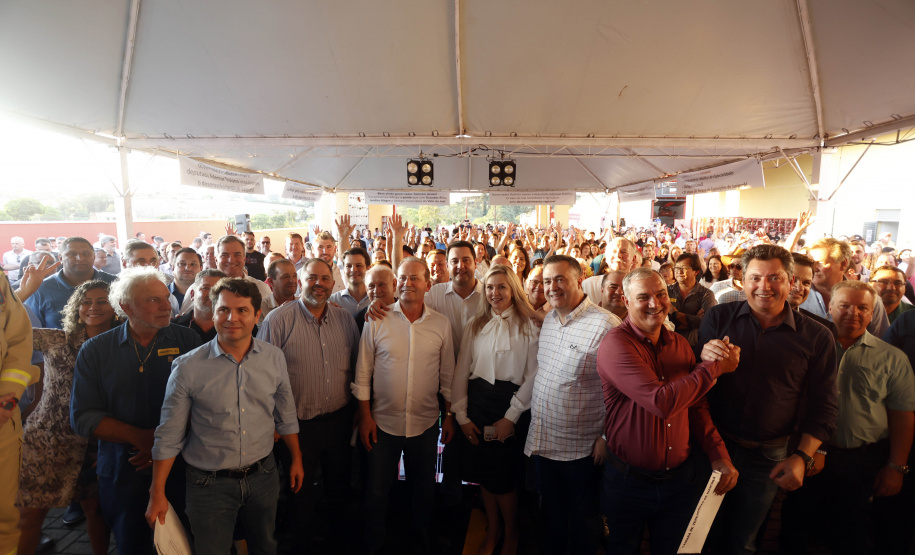 Com um investimento de R$ 8,5 milhões do Governo do Estado, foi inaugurada a nova sede do 1° Subgrupamento de Bombeiros Independente (SGBI) de Ivaiporã nesta quinta-feira (04), data que também marca o Dia Internacional do Bombeiro. O evento contou com a presença do governador Carlos Massa Ratinho Junior, que também anunciou a conclusão da nova Estação de Tratamento de Esgoto da Sanepar na cidade, além de uma série de novos investimentos que beneficiam toda a região do Vale do Ivaí.