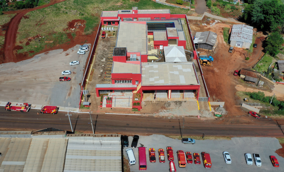 Com um investimento de R$ 8,5 milhões do Governo do Estado, foi inaugurada a nova sede do 1° Subgrupamento de Bombeiros Independente (SGBI) de Ivaiporã nesta quinta-feira (04), data que também marca o Dia Internacional do Bombeiro. O evento contou com a presença do governador Carlos Massa Ratinho Junior, que também anunciou a conclusão da nova Estação de Tratamento de Esgoto da Sanepar na cidade, além de uma série de novos investimentos que beneficiam toda a região do Vale do Ivaí.