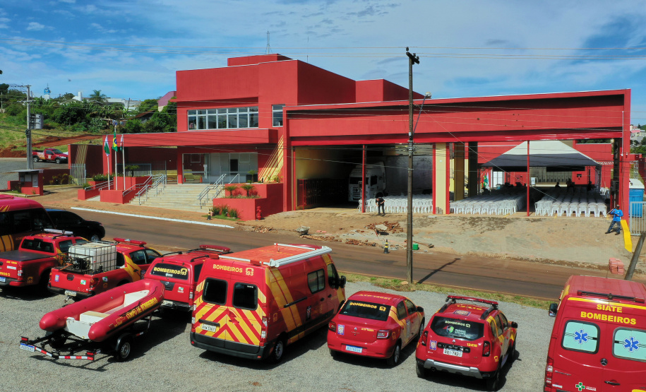 Com um investimento de R$ 8,5 milhões do Governo do Estado, foi inaugurada a nova sede do 1° Subgrupamento de Bombeiros Independente (SGBI) de Ivaiporã nesta quinta-feira (04), data que também marca o Dia Internacional do Bombeiro. O evento contou com a presença do governador Carlos Massa Ratinho Junior, que também anunciou a conclusão da nova Estação de Tratamento de Esgoto da Sanepar na cidade, além de uma série de novos investimentos que beneficiam toda a região do Vale do Ivaí.