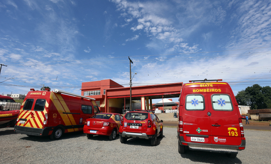 Com um investimento de R$ 8,5 milhões do Governo do Estado, foi inaugurada a nova sede do 1° Subgrupamento de Bombeiros Independente (SGBI) de Ivaiporã nesta quinta-feira (04), data que também marca o Dia Internacional do Bombeiro. O evento contou com a presença do governador Carlos Massa Ratinho Junior, que também anunciou a conclusão da nova Estação de Tratamento de Esgoto da Sanepar na cidade, além de uma série de novos investimentos que beneficiam toda a região do Vale do Ivaí.