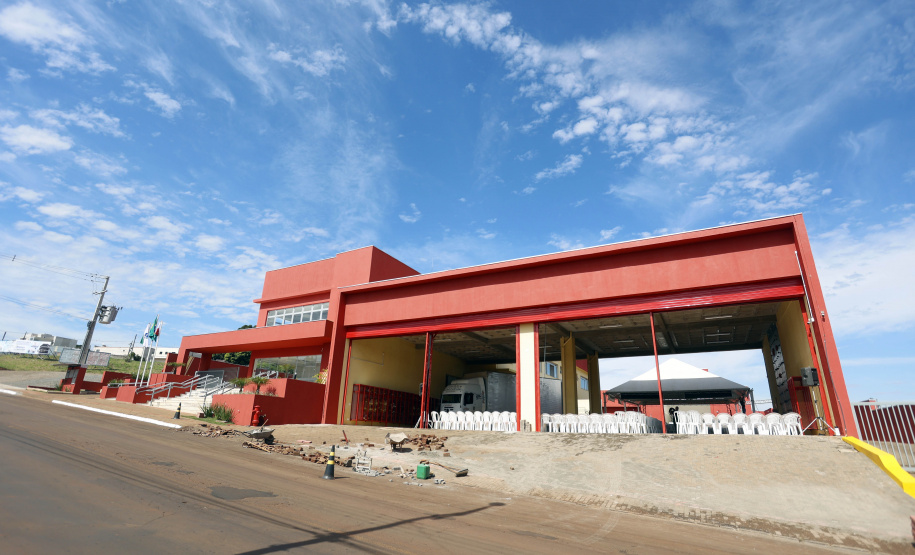 Com um investimento de R$ 8,5 milhões do Governo do Estado, foi inaugurada a nova sede do 1° Subgrupamento de Bombeiros Independente (SGBI) de Ivaiporã nesta quinta-feira (04), data que também marca o Dia Internacional do Bombeiro. O evento contou com a presença do governador Carlos Massa Ratinho Junior, que também anunciou a conclusão da nova Estação de Tratamento de Esgoto da Sanepar na cidade, além de uma série de novos investimentos que beneficiam toda a região do Vale do Ivaí.