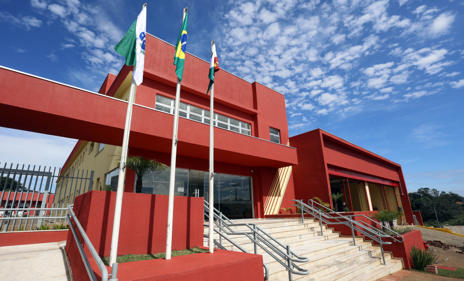 Com um investimento de R$ 8,5 milhões do Governo do Estado, foi inaugurada a nova sede do 1° Subgrupamento de Bombeiros Independente (SGBI) de Ivaiporã nesta quinta-feira (04), data que também marca o Dia Internacional do Bombeiro. O evento contou com a presença do governador Carlos Massa Ratinho Junior, que também anunciou a conclusão da nova Estação de Tratamento de Esgoto da Sanepar na cidade, além de uma série de novos investimentos que beneficiam toda a região do Vale do Ivaí.