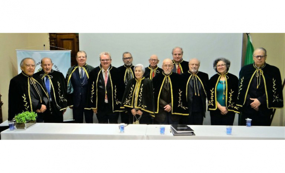 Professor da Unespar toma posse na Academia Paranaense de Letras